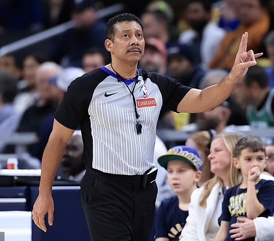 kaiyun官方-名哨腿筋拉伤无限期休战！昨日坐轮椅离场 有望常规赛结束前回归