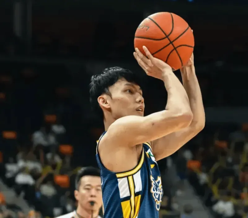 kaiyunapp下载-今晚青岛vs广东大名单：胡明轩、徐杰出战，王奕博在列